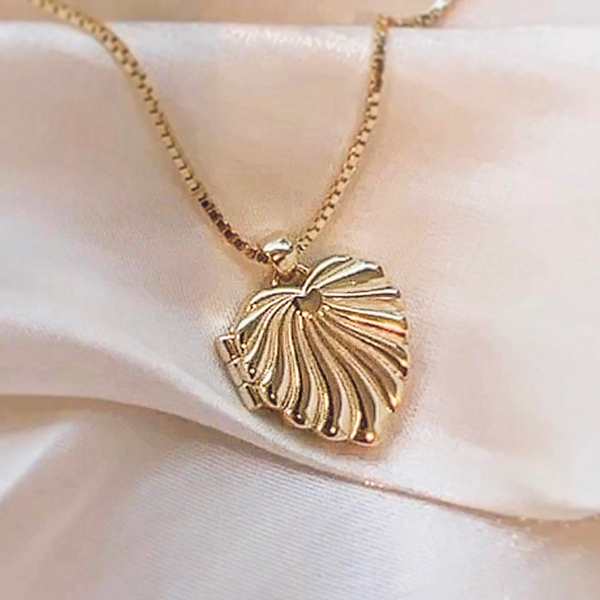 Shell Vocket Heart Shell Locket - La Kaiser