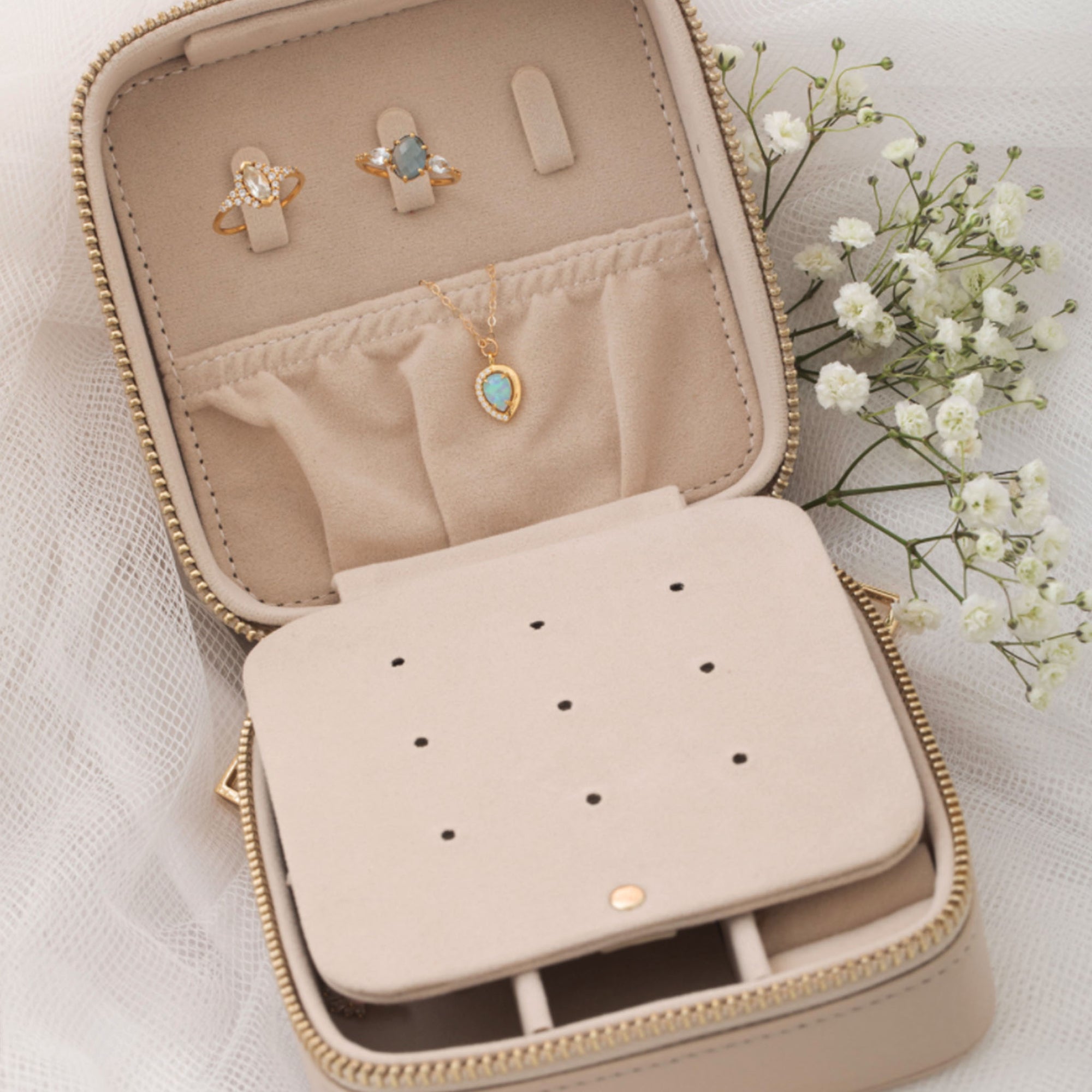 La Kaiser Surprise Jewelry Case (with 3 Free Pieces of Jewelry)